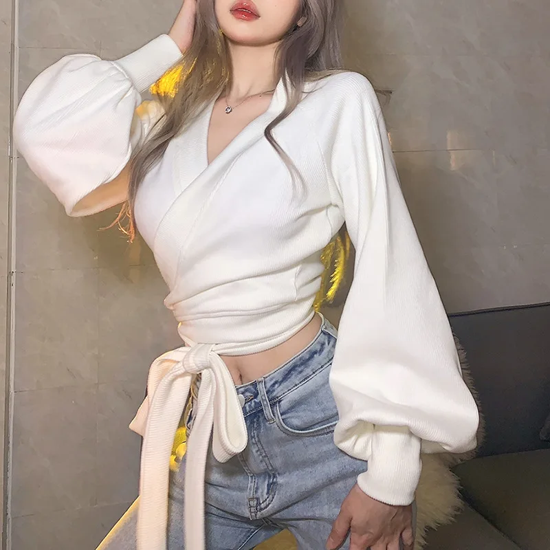 

Женская футболка с V-образным вырезом и расклешенными рукавами