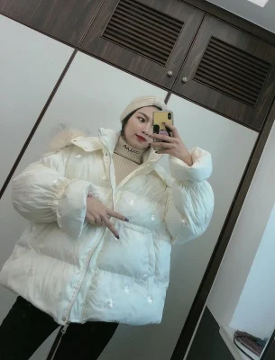 Белая зимняя куртка с хлопковой подкладкой короткая женская теплая большим