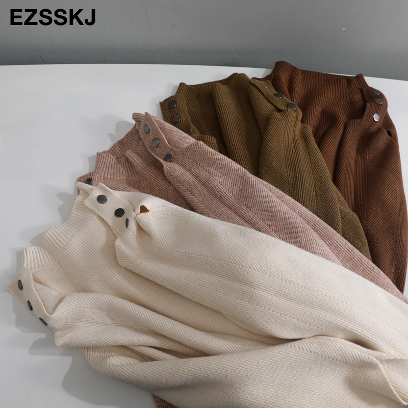 Женский свободный свитер с открытыми плечами толстый пуговицами и круглым