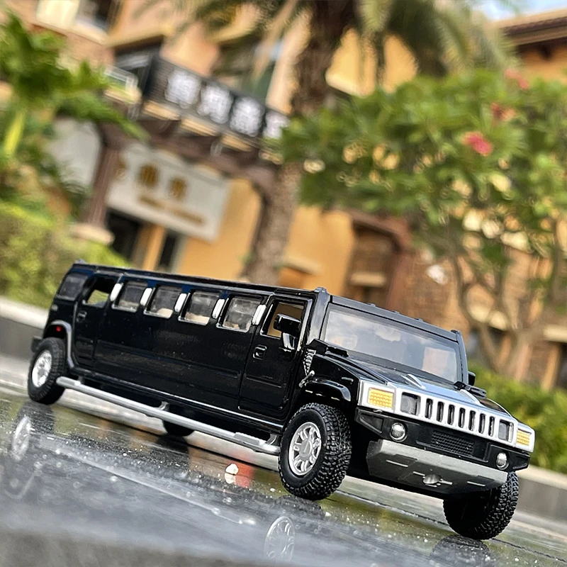 Модель автомобиля Hummer из металлического сплава со звуком и светом в масштабе 1:32 |