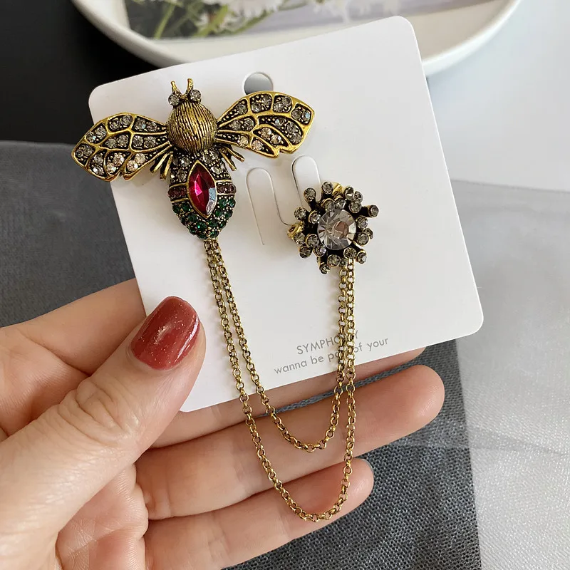 

Retro Baroque Bee Brooches Metal Chain Tassel Pin Suit Lapel Pins Buckle Badge Corsage Crystal Rhinestone Brooch Luxury Jewelry