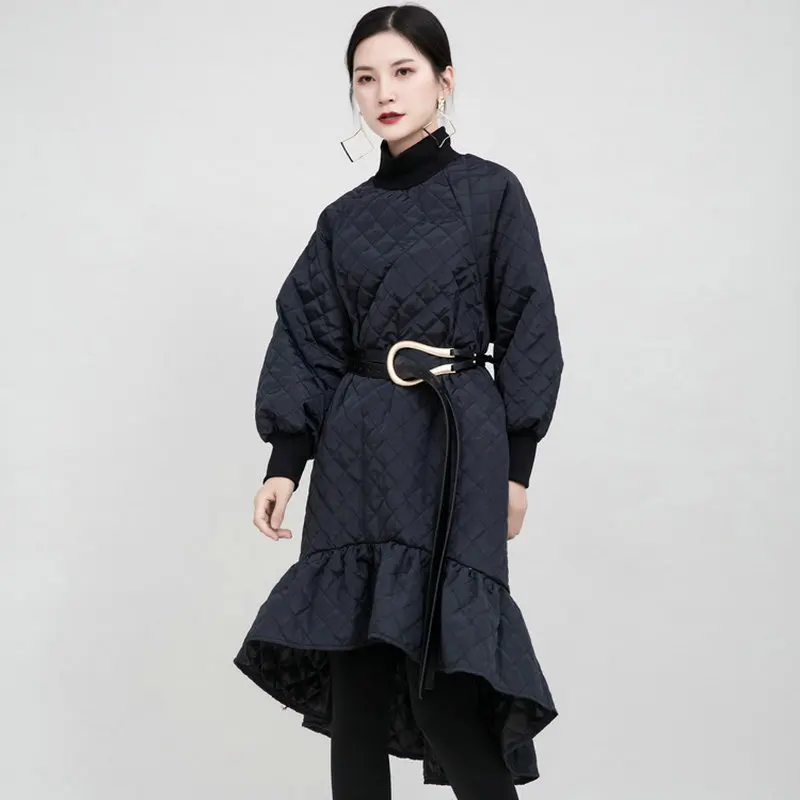 Женское асимметричное платье русалки черное стеганое с оборками и разрезом