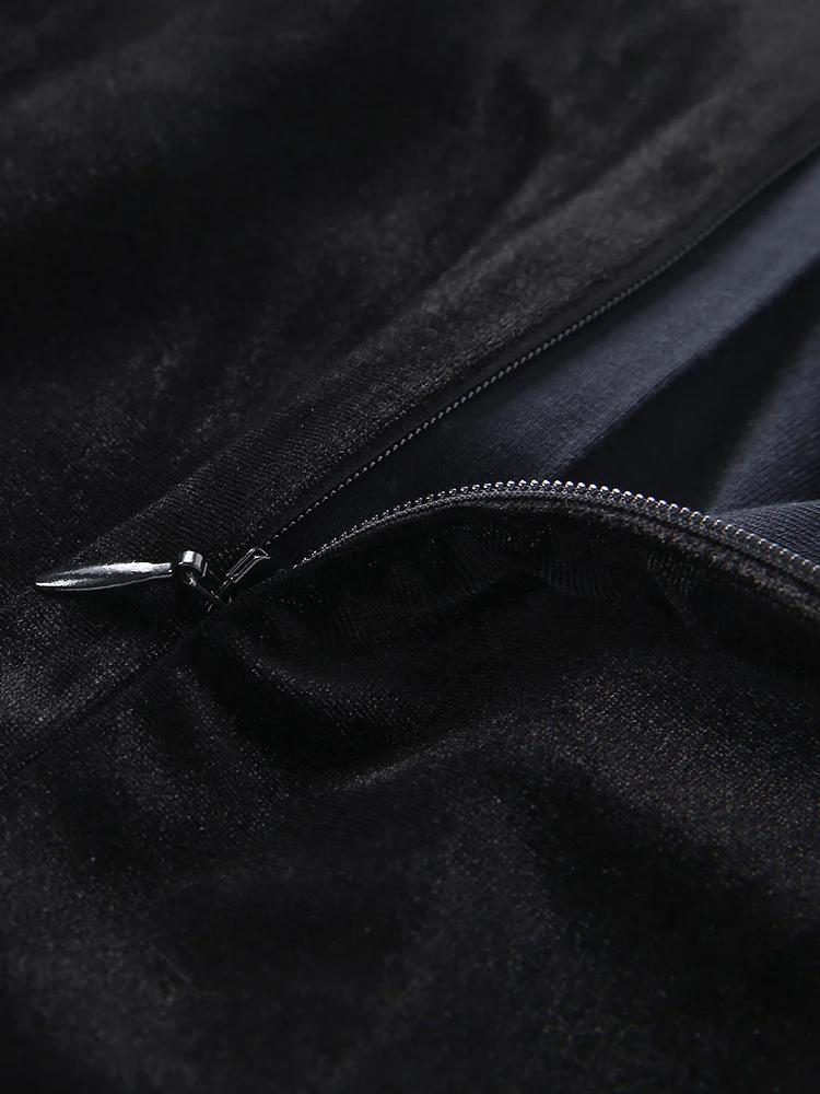 Платье-трапеция вельветовое до колен с оборками на воротнике для