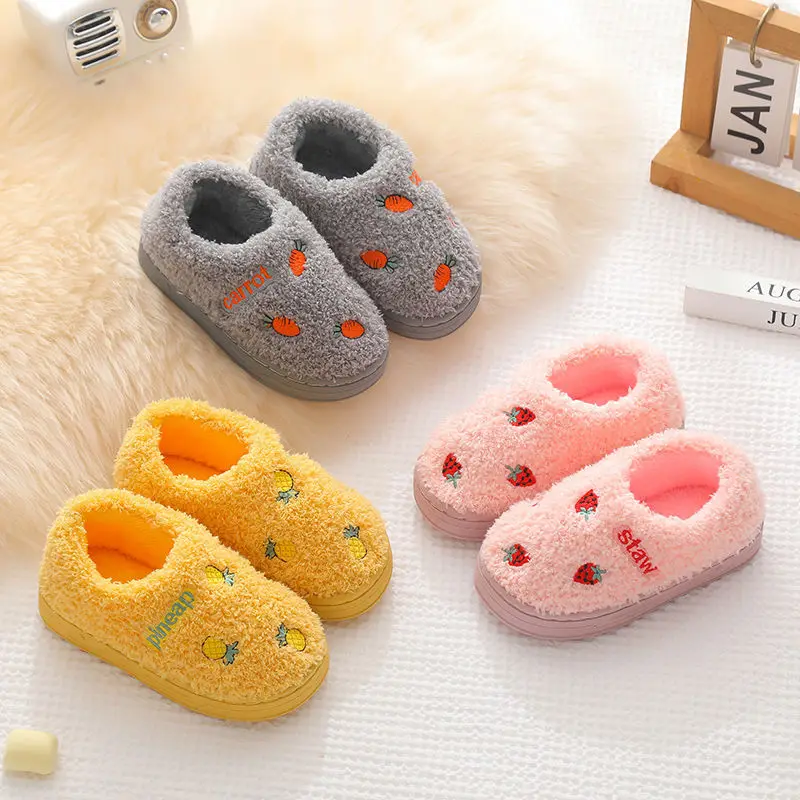 

Симпатичные хлопковые детские тапочки на осень и зиму, теплые Нескользящие пушистые тапочки, детская обувь в виде фруктов и овощей с мультя...
