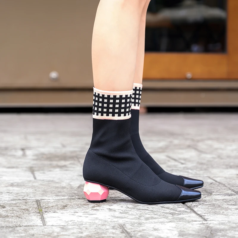 Пикантные эластичные ботильоны из натуральной кожи с острым носком розовые