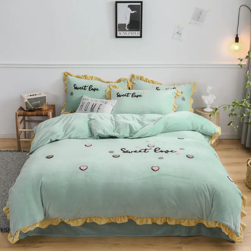 Комплект постельного белья из кашемира с вышивкой пододеяльником и простыней |