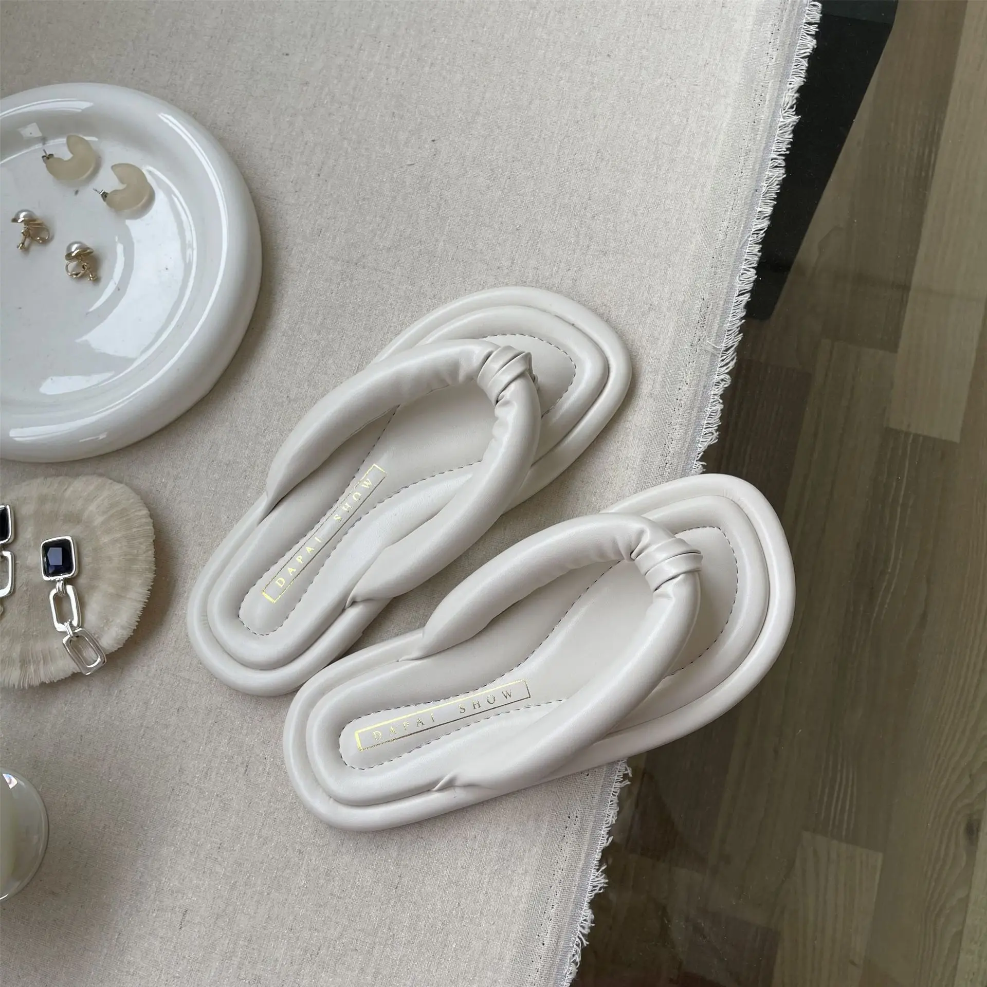 

Termainoov Women Slippers New High Quality Flip Flops Fashion Luxury Slides Candy Colour Soft Beach Shoes Women Slidders Flats