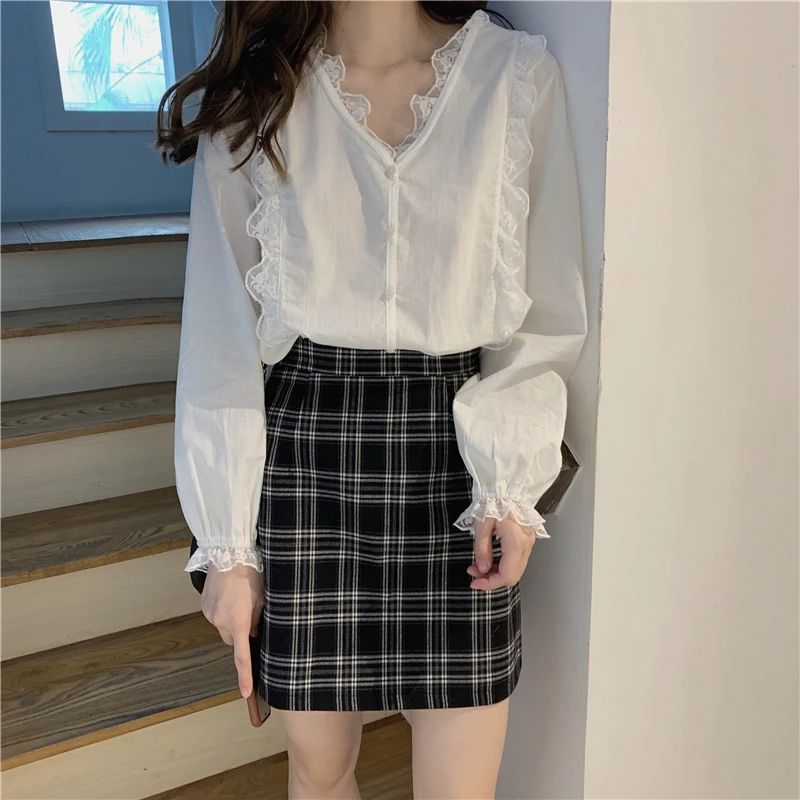 

Spring Fashionable Retro V-neck Top Temperament Wild Niche Long Sleeve Inner Wear Lace Shirt for Women 2021new