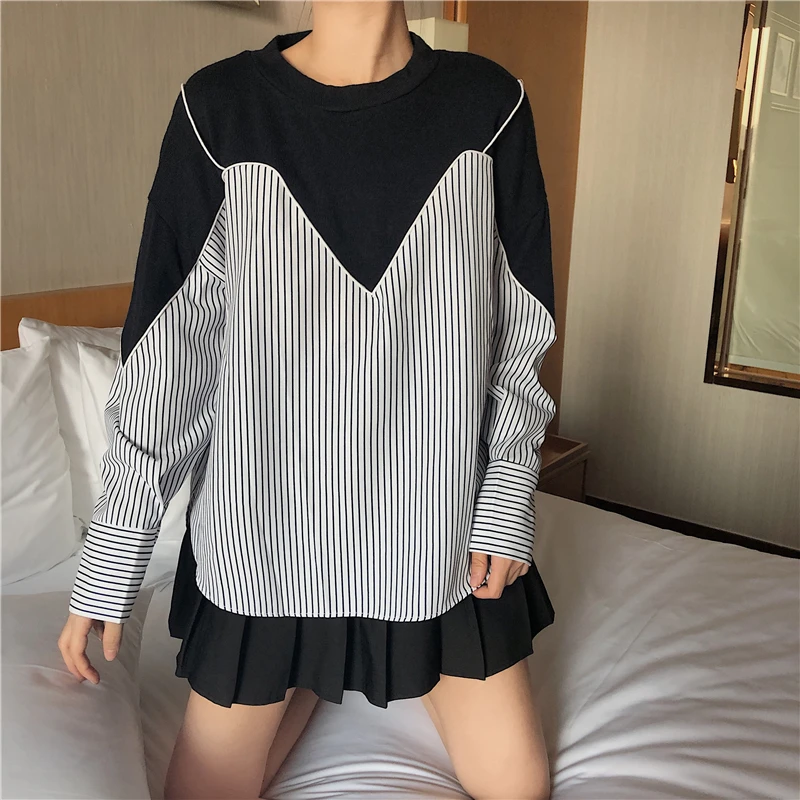 Женская футболка с длинным рукавом белая в полоску высоким воротником западном