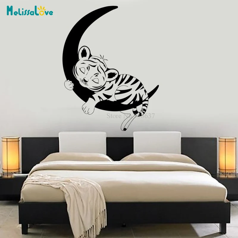 Детский тигренок спящий на Луне наклейка в детскую комнату Наклейка Декор