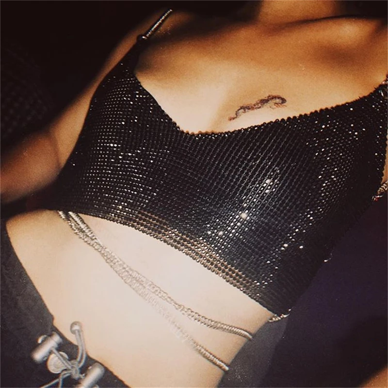 Женский блестящий топ на бретельках расшитый блестками с низким вырезом