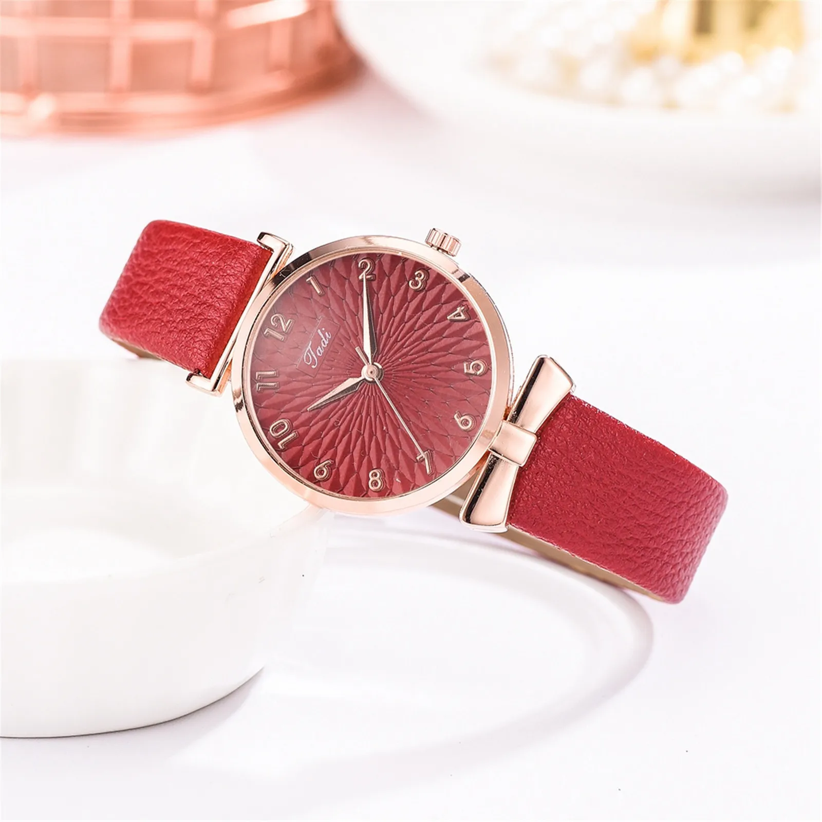 

European American Fashion Style Women WristWatch Alloy Dial Delicate Carved Ladies Quartz WristWatch reloj