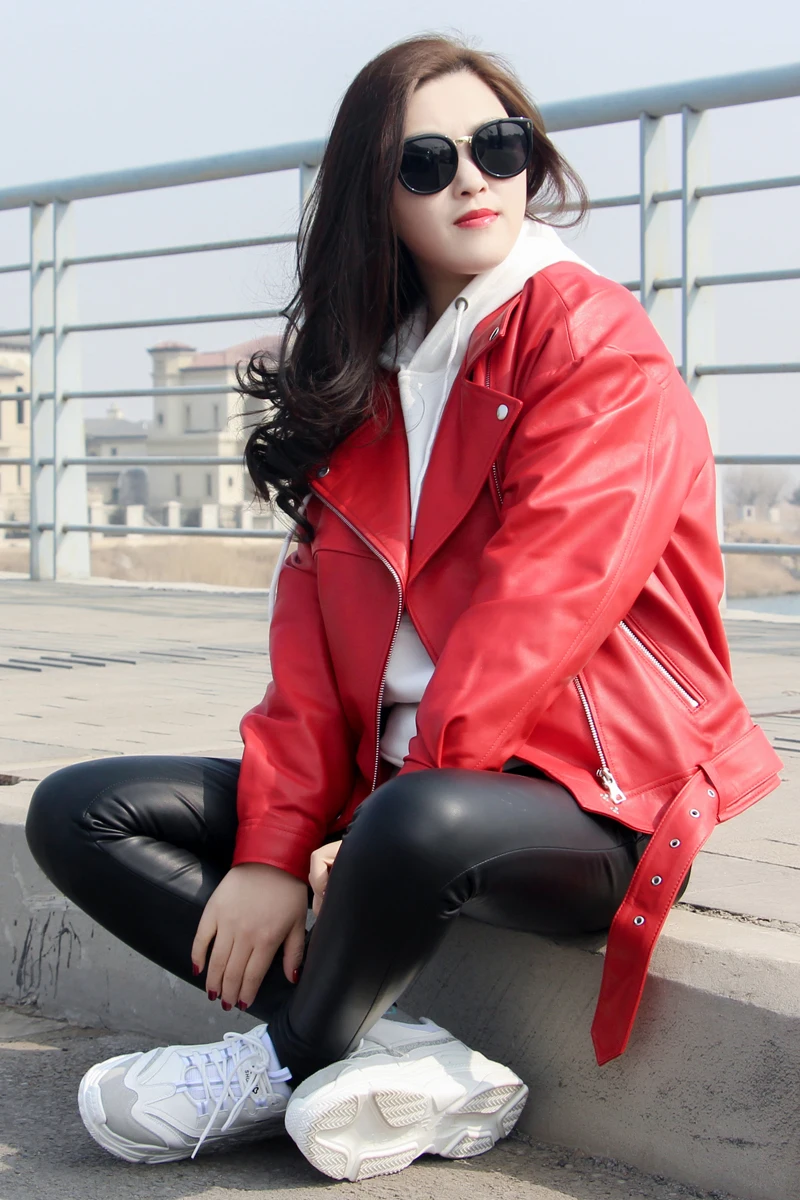 Женская приталенная куртка из натуральной кожи мотоциклетная размера плюс