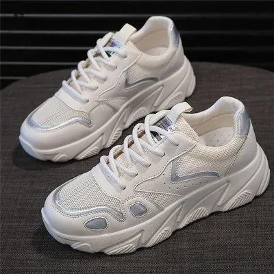 Женские кроссовки на высокой платформе белые дышащие массивной толстой подошве