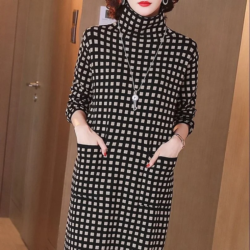 Женское платье осенне-зимнее черно-белое платье-свитер в клетку с высоким