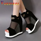 Женские ботинки на танкетке, летние короткие сапоги из флока с открытым носком