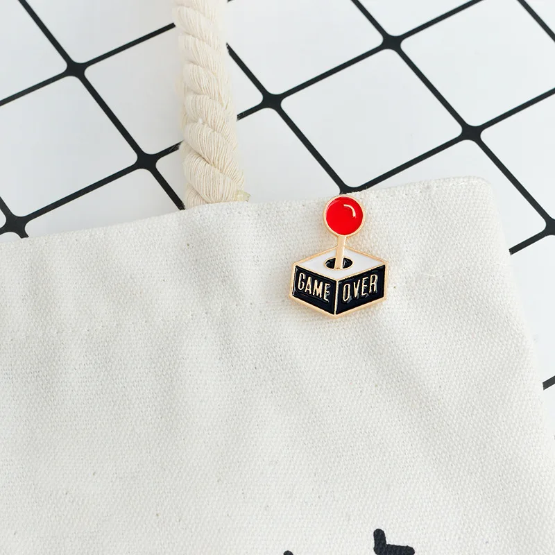 Милые значки с героями мультфильмов буквы игра над Броши для женщин смешные игры