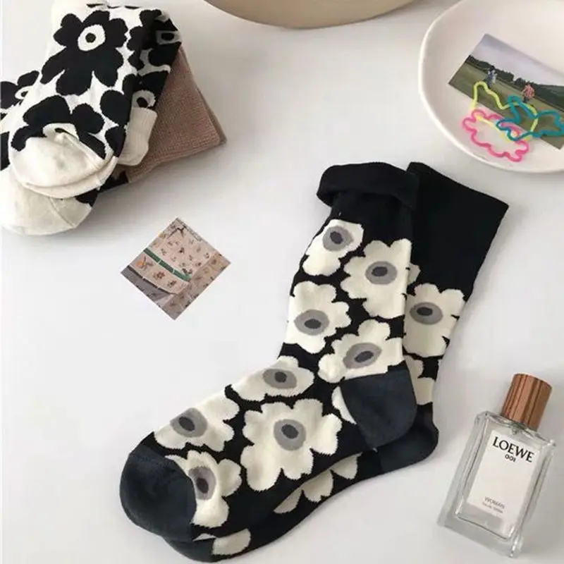 

1 Pair Of New Women's Simple And Sweet Flower Socks Thickened Cotton black And White Socks Breathable And Sweat Absorbing Socks