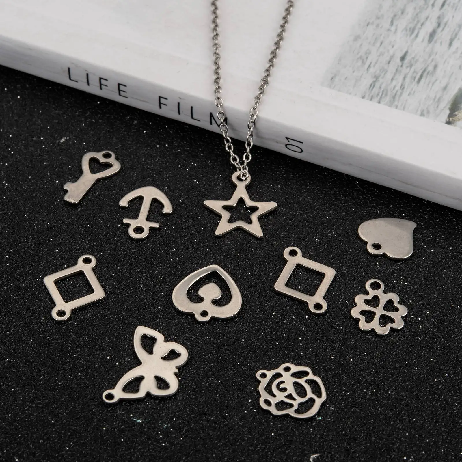 Разные формы 304 подвески из нержавеющей стали, цвет нержавеющей стали, 10 ~ 18x7 ~ 17x1 мм, отверстие: 1 ~ 2 мм Разные формы 304 подвески из нержавеющей стали, цвет нержавеющей стали, 10 ~ 18x7 ~ 17x1 мм, отверстие: 1 ~ 2 мм