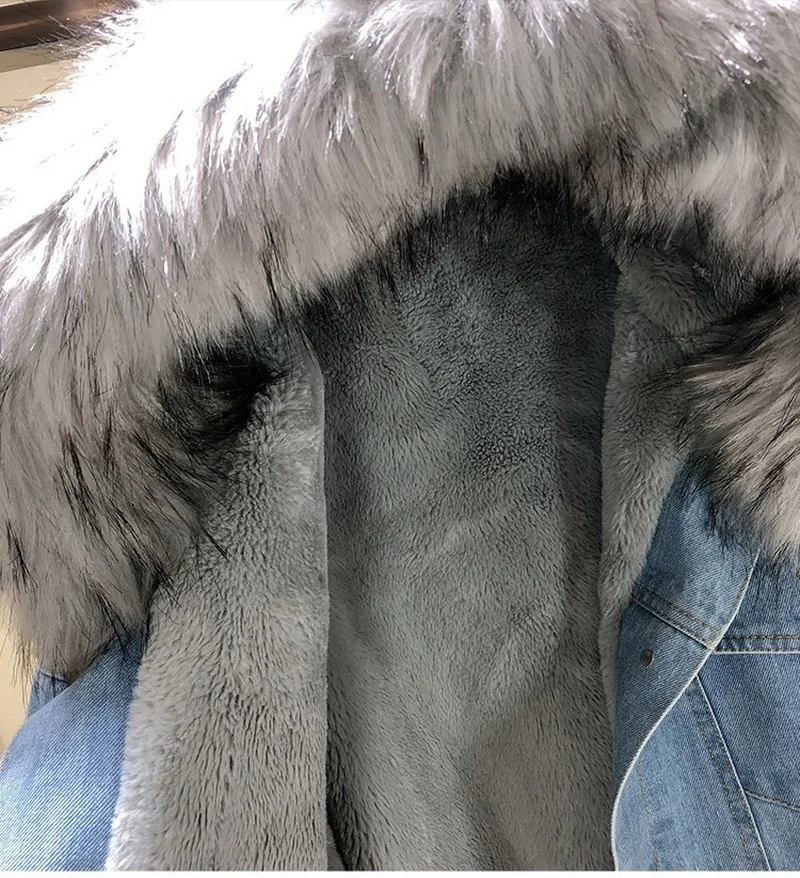 Куртка-бомбер женская зимняя с меховым воротником и капюшоном