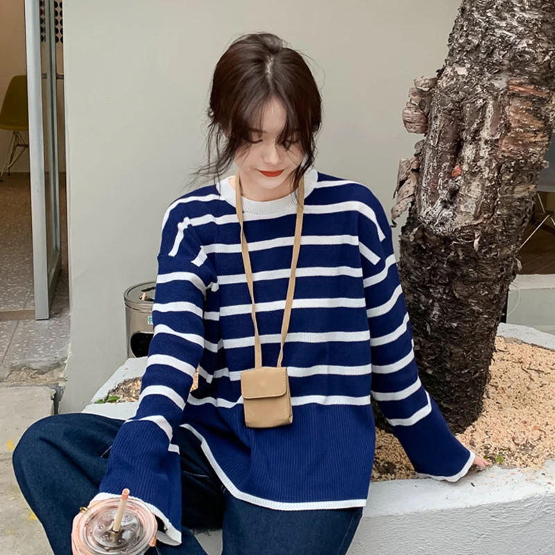 Женский свободный свитер в полоску с круглым вырезом и разрезом | Женская одежда