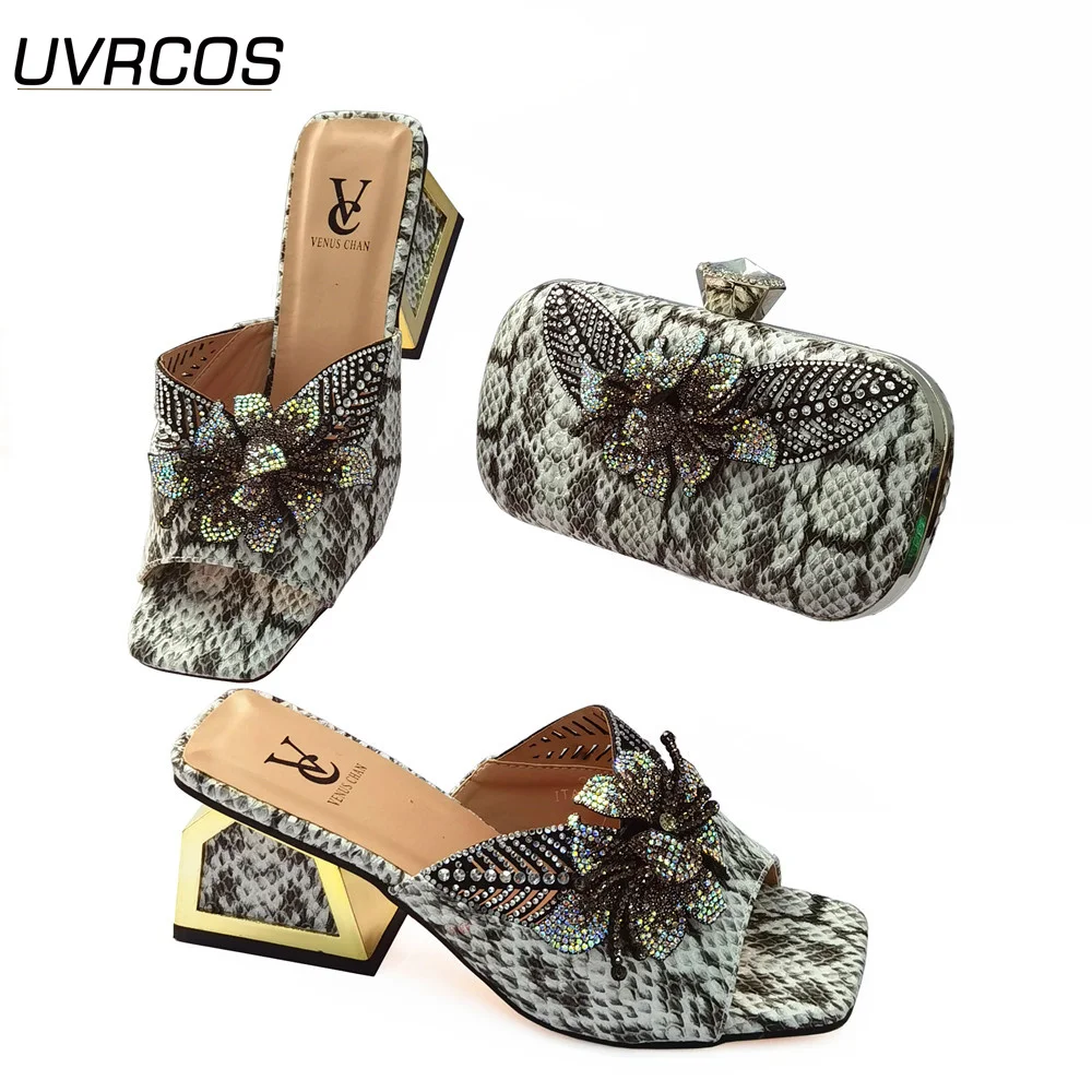 

Модные удобные туфли на каблуке, подходящая сумка в серебряном цвете, тапки специального дизайна для вечерних прогулок
