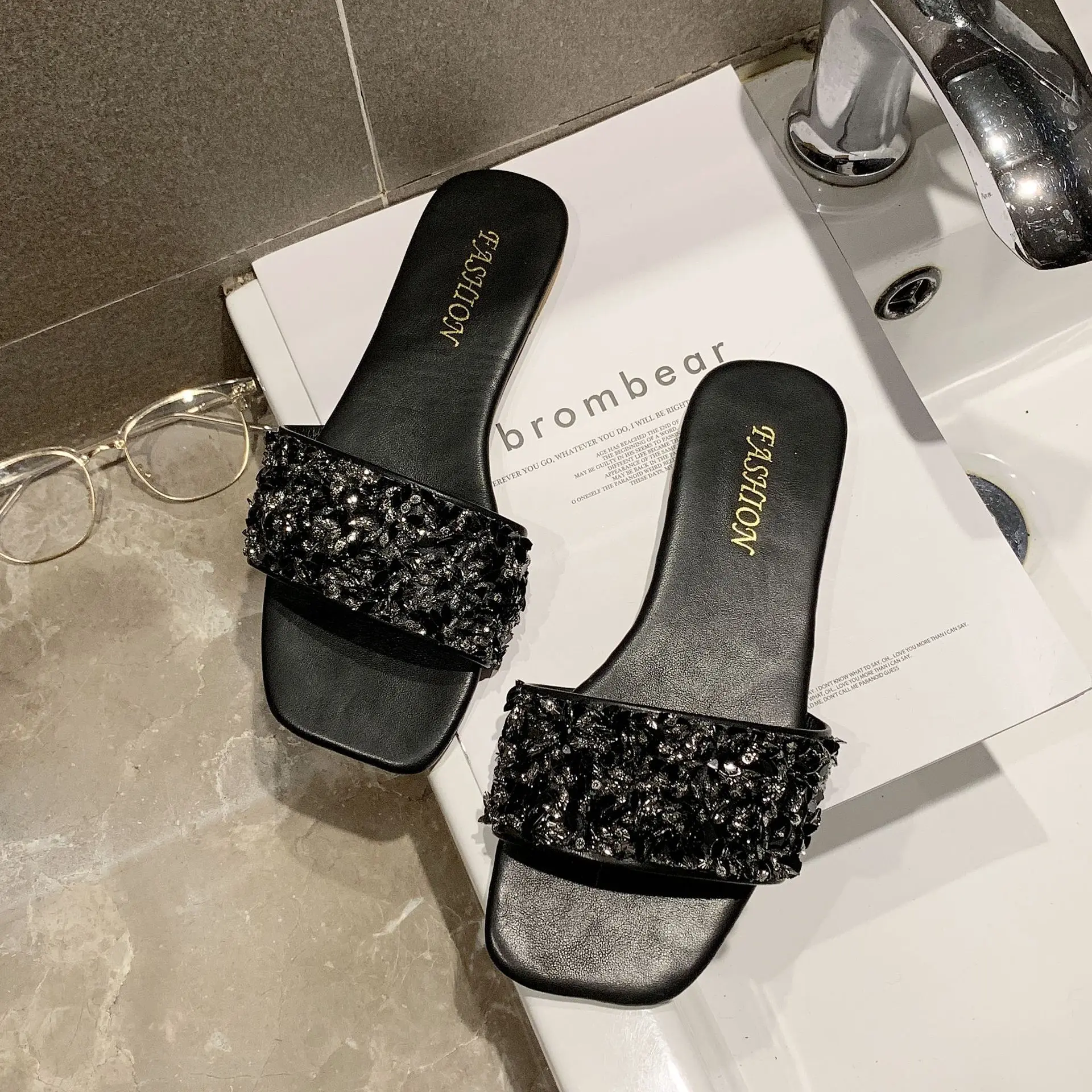 

New Korean version of rhinestone flat open-toed female flat bottom low heel foreign trade large size beach sandals