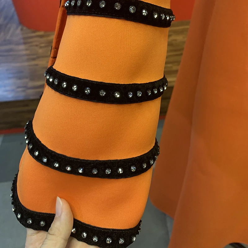 Женское оранжевое длинное платье в полоску с пайетками африканском стиле