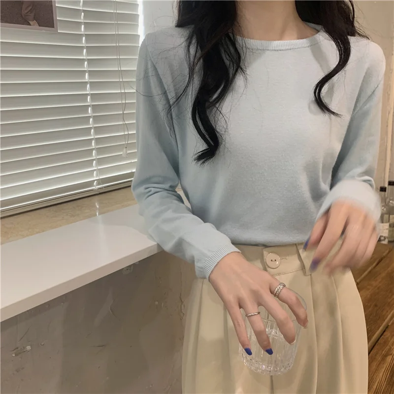 Черная тонкая футболка с длинным рукавом и круглым вырезом свитер женская