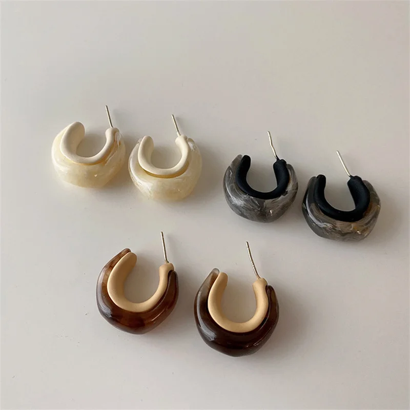 

2022 Новые французские ретро белые Коричневые Серые полимерные серьги с-образной формы, гладкие несимметричные геометрические текстурные се...
