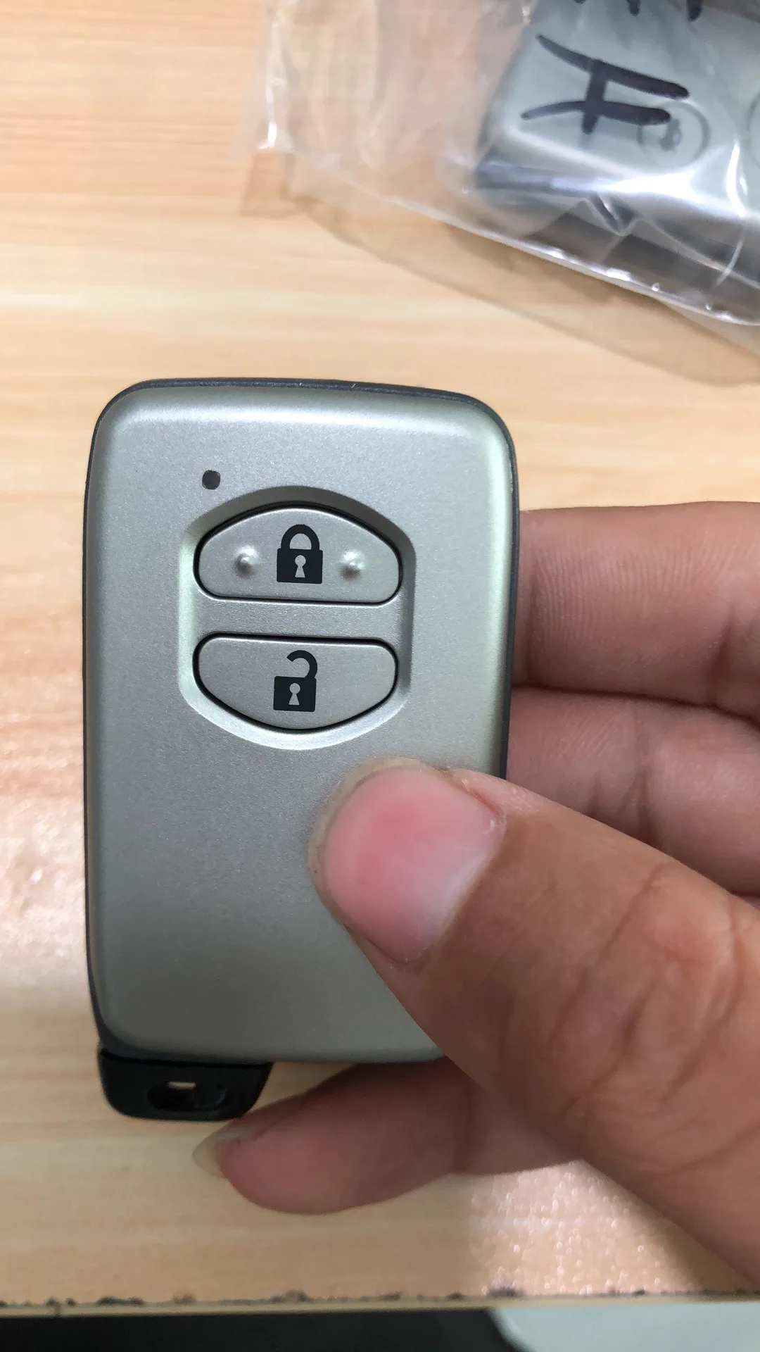 

CN007169 For Toyota Prius 2009+ Smart Key 2 Buttons FCC B74EA P1 98 4D-67 Chip 433MHz F433 Part Number 89904-47190 Keyless Go