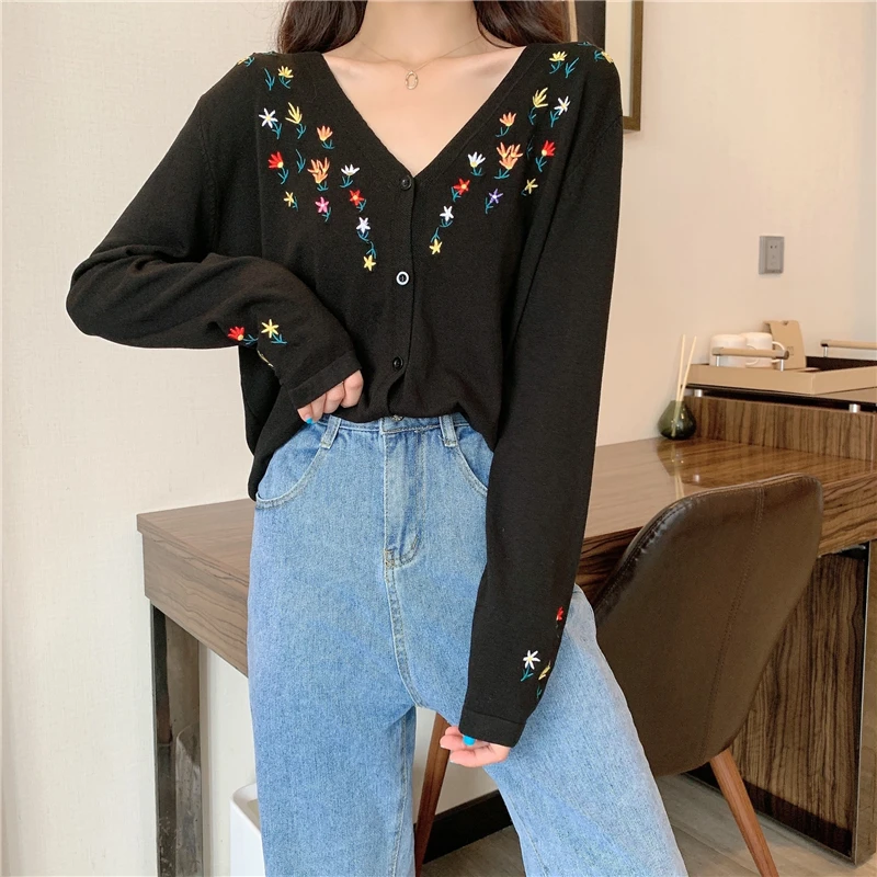 

Plus-sized Fat mm Design Slimming V-Neckline Flower Embroidered Top Female Spring and Autumn New Style Loose Knitted Cardigan