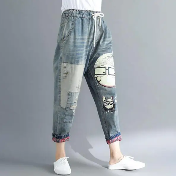 Милые штаны шаровары белого цвета с эластичной резинкой на талии и принтом для