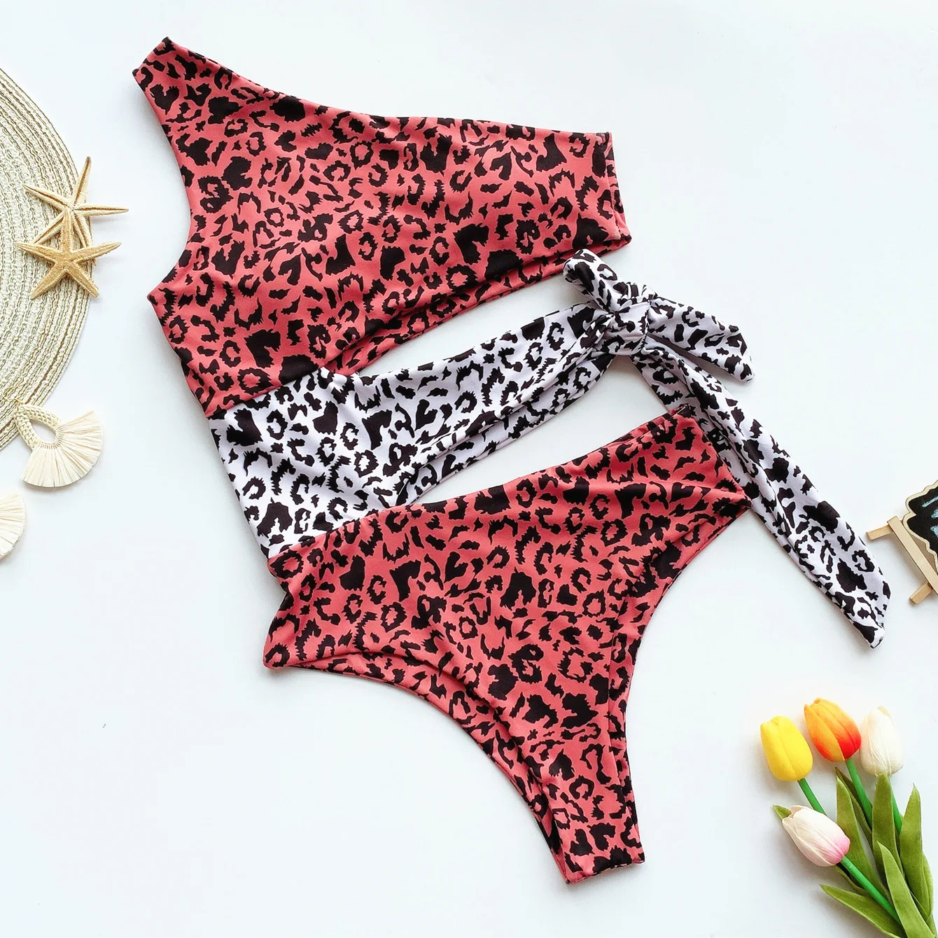 Женское боди на одно плечо с леопардовым принтом| |