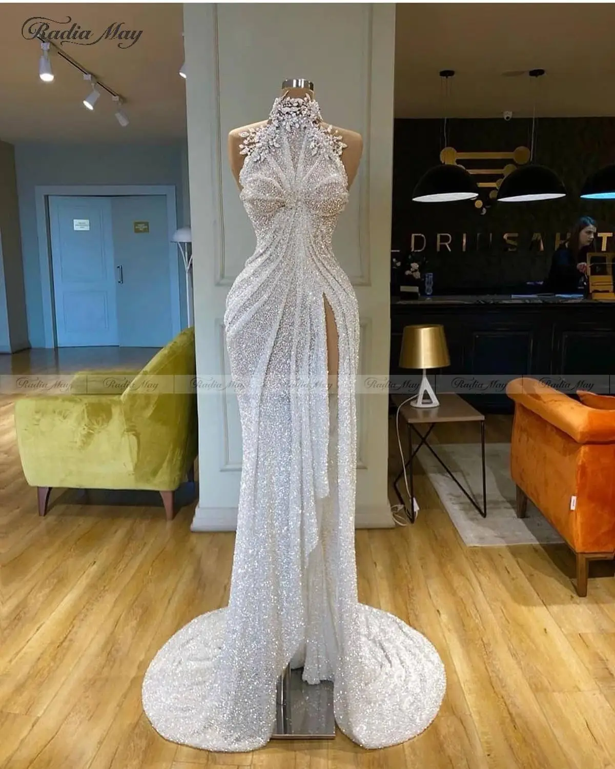 Белое блестящее платье-Русалка с разрезом и высоким воротником со стразами