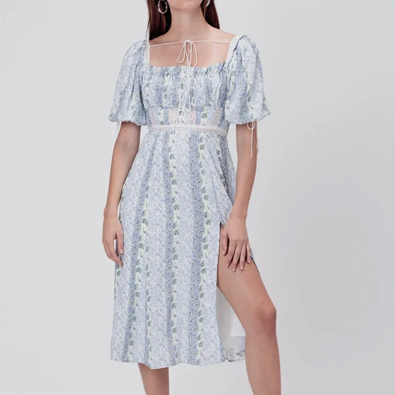 Женское летнее платье с разрезом по бокам квадратным воротником и цветочным