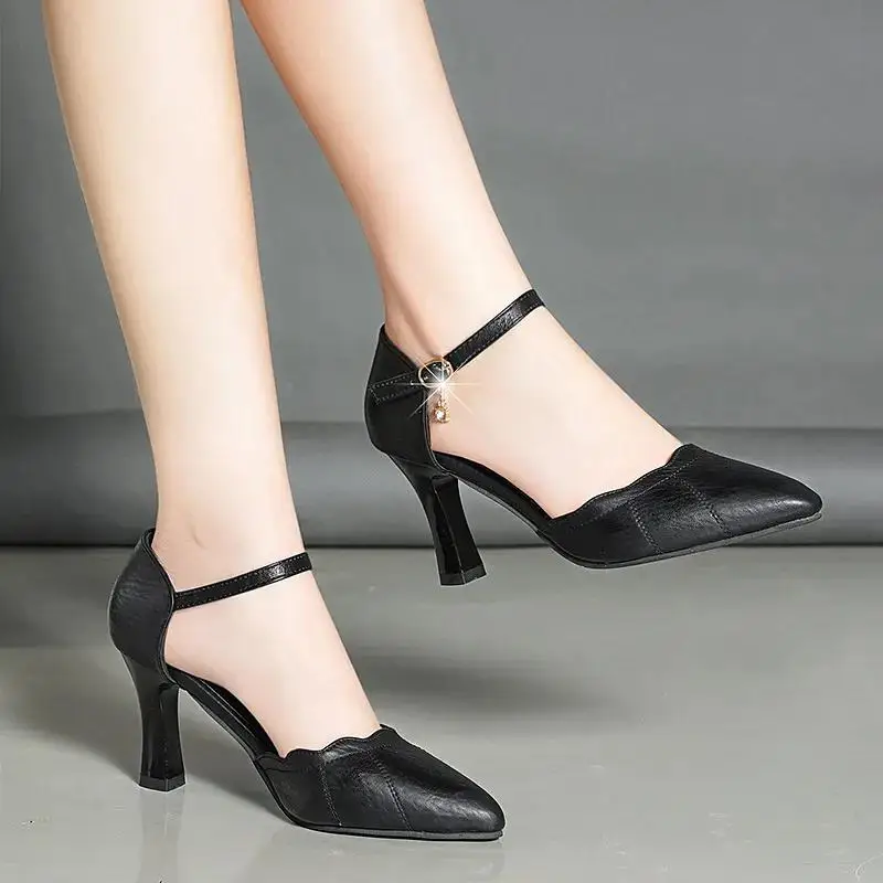 Туфли-лодочки женские из ПУ кожи ажурные на квадратном каблуке с пряжкой бежевые