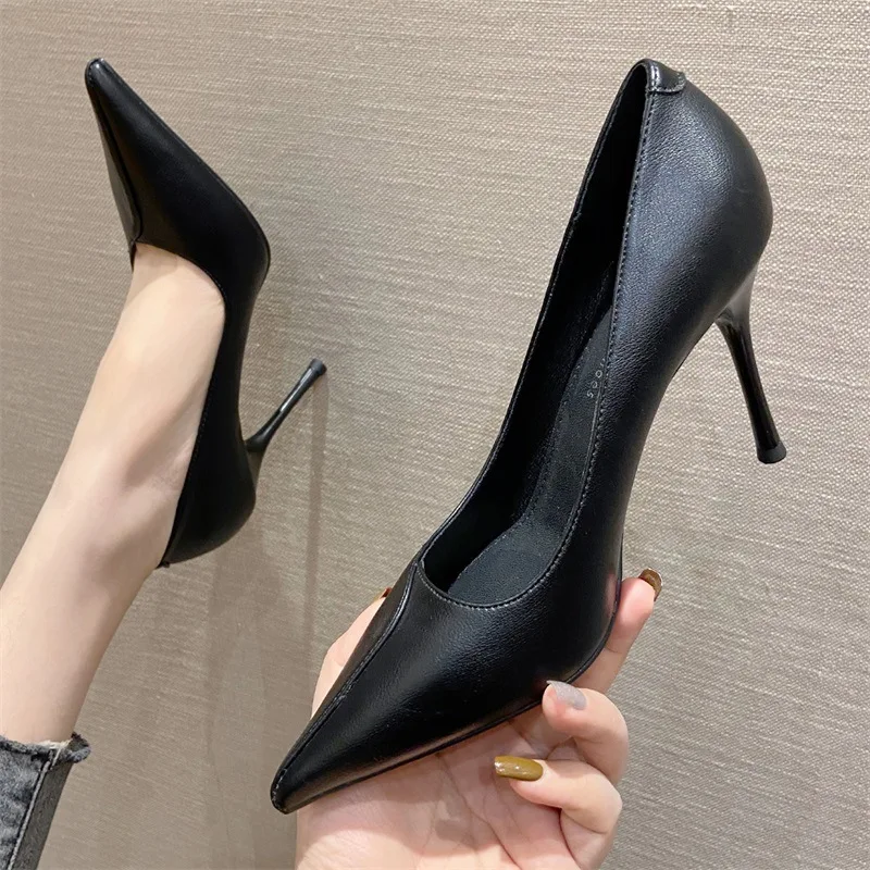 Весенние женские туфли на шпильке из лакированной кожи привлекательные большого