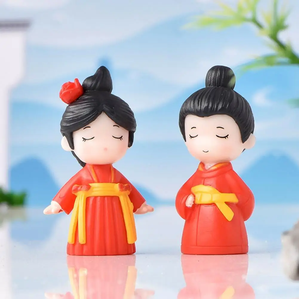 

Reusable 2 Colors Couples Doll Landscape Figurines for Micro Landscape