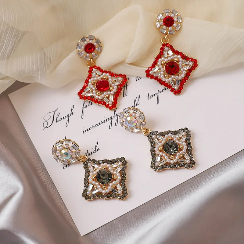 Винтажные серьги-гвоздики с геометрическим рисунком в европейском и