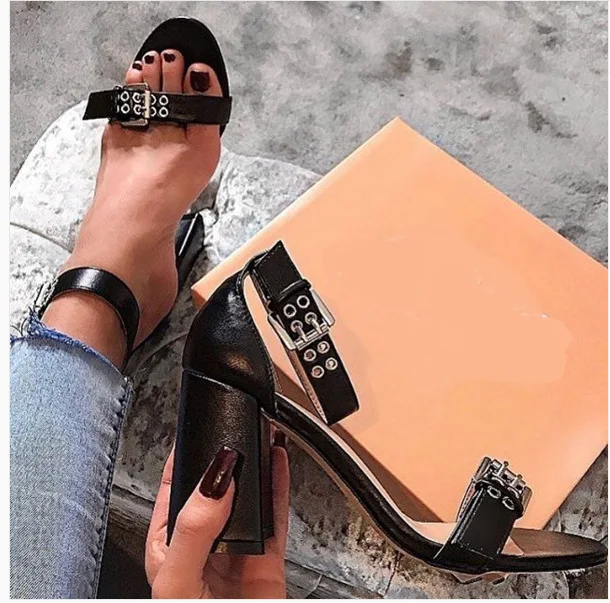 Летняя женская полая ЗАКЛЕПКА пикантные Босоножки с открытым носком Модные