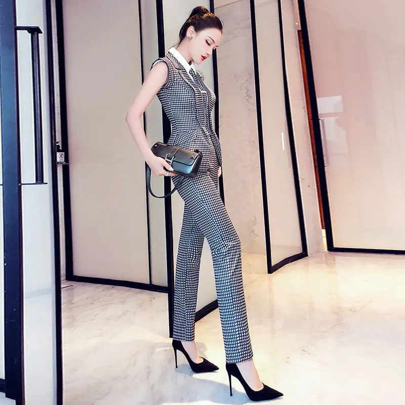 Женский костюм-тройка из блейзера без рукавов в клетку для работы офиса летний 2021