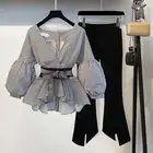 Женский комплект из двух предметов, блузка в полоску с бантом и рукавами-фонариками и черные брюки с разрезом и расклешенными рукавами, весна-лето
