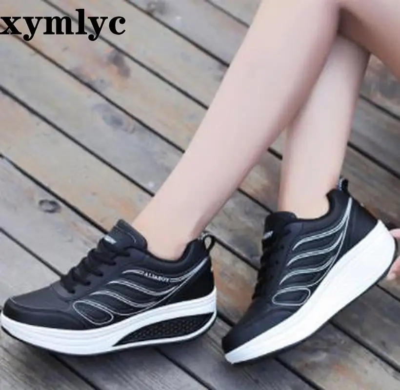 Женские кроссовки на танкетке Уличная обувь толстой подошве повседневные