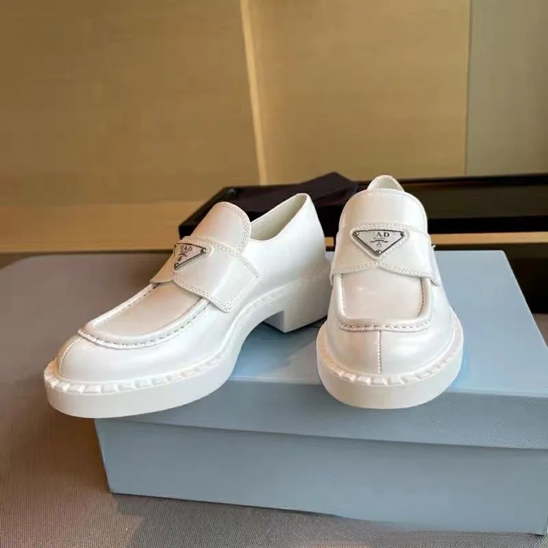 

2021 luxury brand summer new ladies black casual shoes British style platform single shoes thick heel white small leather shoes