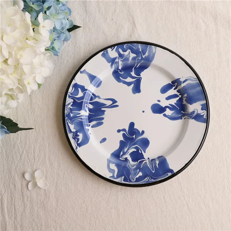 

Синяя мраморная эмалированная посуда ручной работы и плоская тарелка
