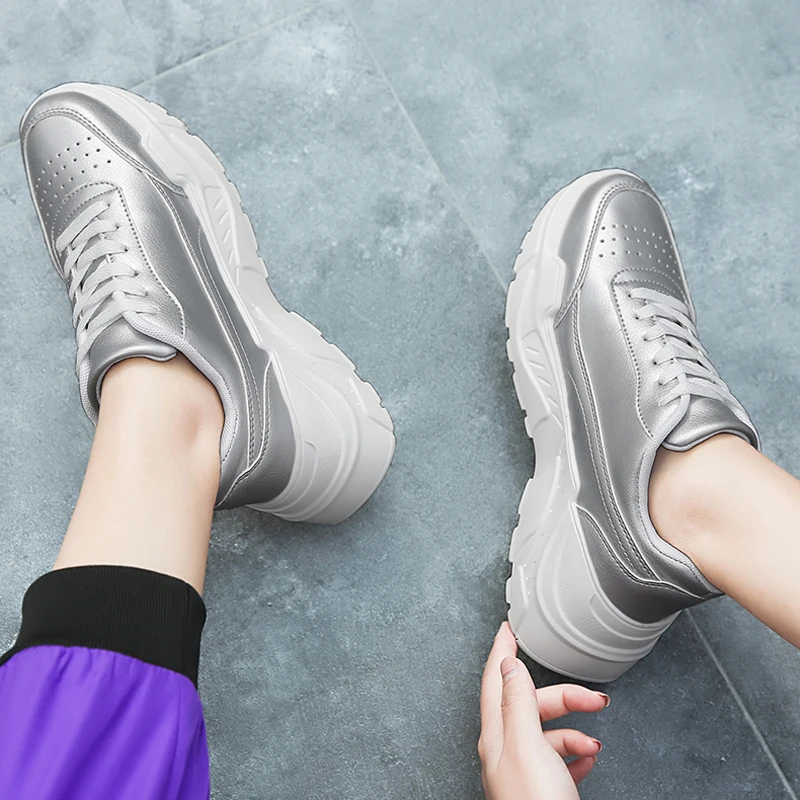 Женские повседневные кроссовки белые дышащие на плоской платформе со шнуровкой