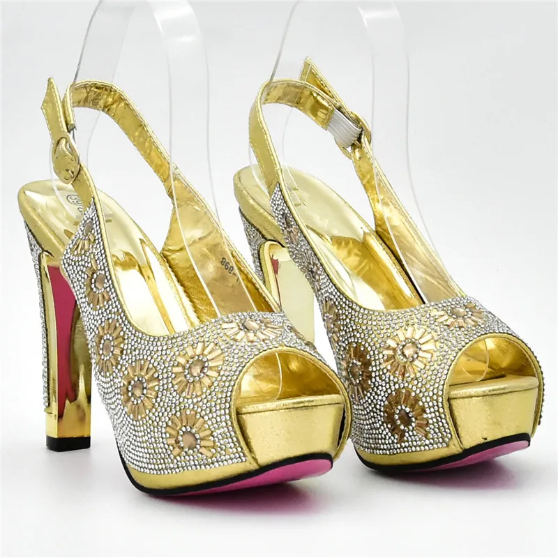 Набор из туфель и сумок в африканском стиле украшенных итальянской обувью стразы