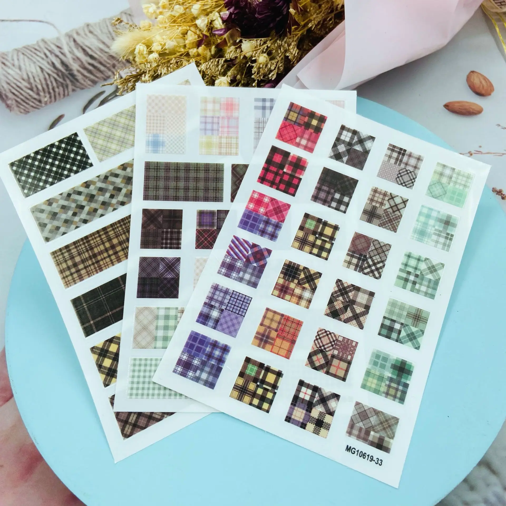 

Fashion Hot Selling Thin Light Traceless Back Glue Adhesive Nail Stickers New Design Plaid Dry Nail Decals Manicure Nail Art