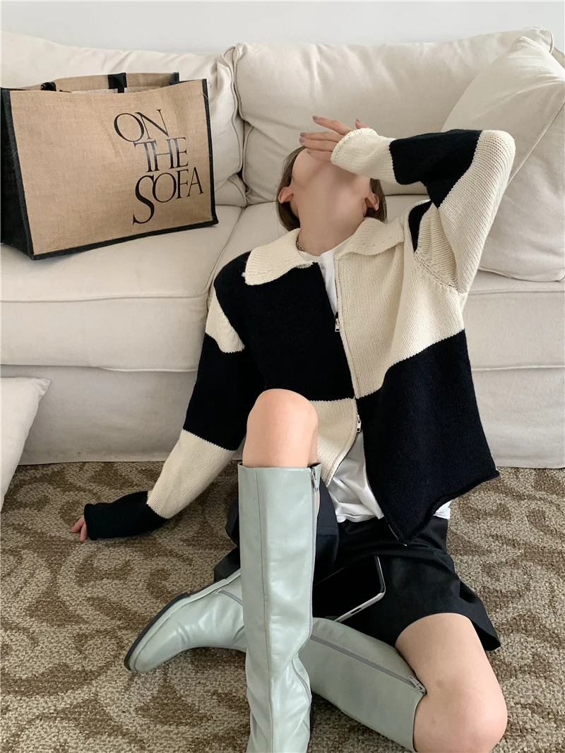 Контрастная свободная футболка-поло в клетку с воротником осенний свитер